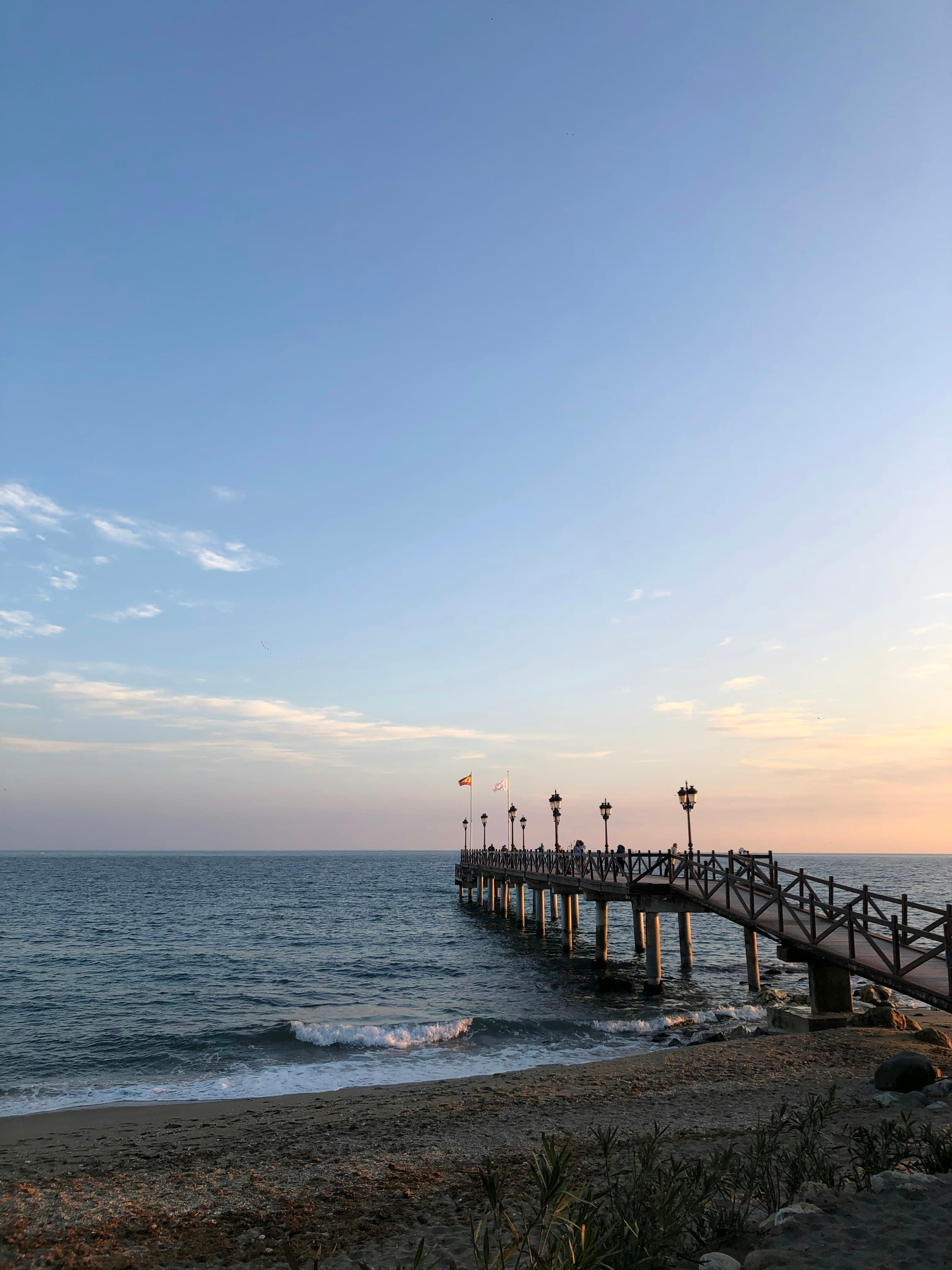 Seebrücke in Marbella am Meer bei Sonnenuntergang