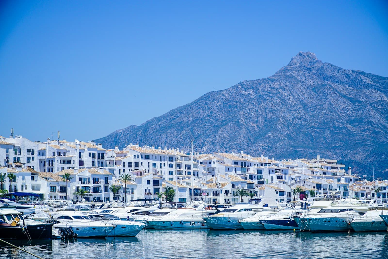 Weiße Häuser am Hafen von Puerto Banús, dahinter der Berg La Concha